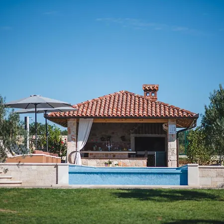 Evelyn In With 50 M2 Pool, Jacuzzi, Kids Playground & Sea View Only 800 Meters From