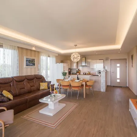 Evelyn In With 50 M2 Pool, Jacuzzi, Kids Playground & Sea View Only 800 Meters From * Fazana