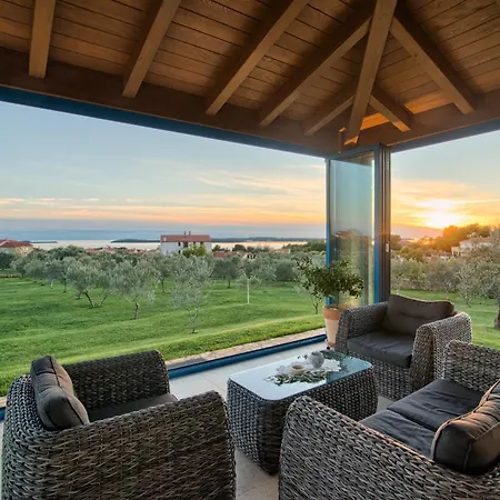 Evelyn In With 50 M2 Pool, Jacuzzi, Kids Playground & Sea View Only 800 Meters From Villa Fazana