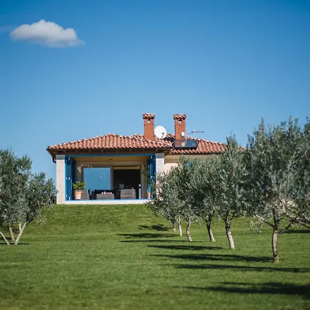 Evelyn In With 50 M2 Pool, Jacuzzi, Kids Playground & Sea View Only 800 Meters From * Fazana