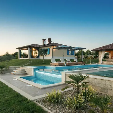 Evelyn In With 50 M2 Pool, Jacuzzi, Kids Playground & Sea View Only 800 Meters From