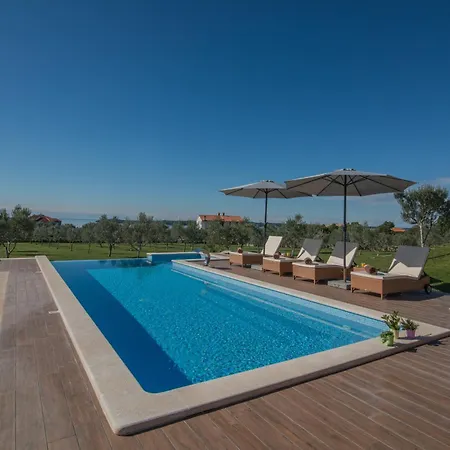 Evelyn In With 50 M2 Pool, Jacuzzi, Kids Playground & Sea View Only 800 Meters From Fazana
