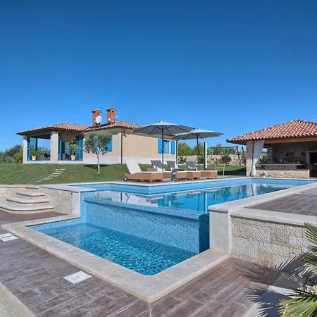 Evelyn In With 50 M2 Pool, Jacuzzi, Kids Playground & Sea View Only 800 Meters From Fazana