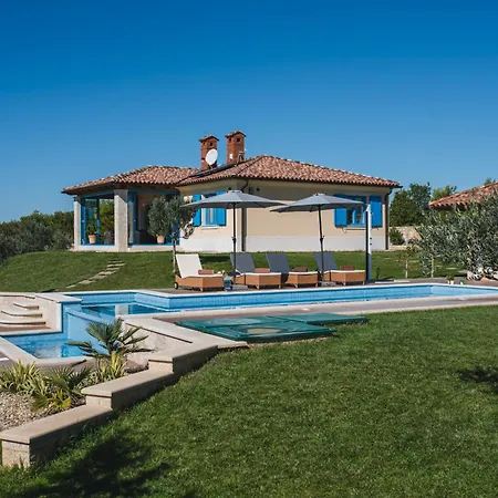 Villa Evelyn In With 50 M2 Pool, Jacuzzi, Kids Playground & Sea View Only 800 Meters From Fazana