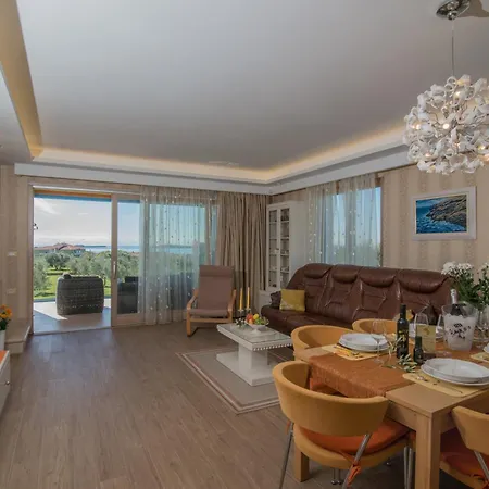 Evelyn In With 50 M2 Pool, Jacuzzi, Kids Playground & Sea View Only 800 Meters From Fazana
