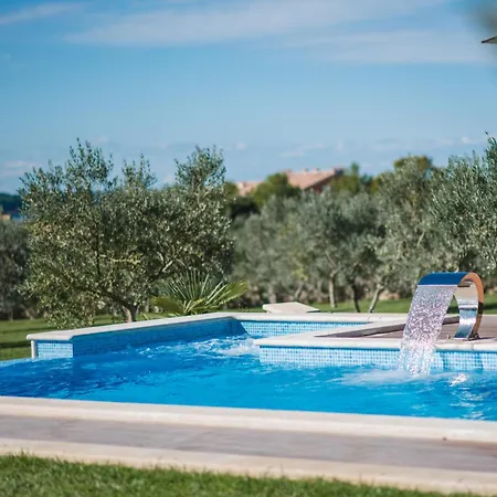 Evelyn In With 50 M2 Pool, Jacuzzi, Kids Playground & Sea View Only 800 Meters From * Fazana