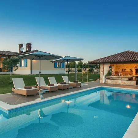 Villa Evelyn In With 50 M2 Pool, Jacuzzi, Kids Playground & Sea View Only 800 Meters From