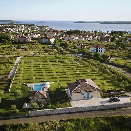 Evelyn In With 50 M2 Pool, Jacuzzi, Kids Playground & Sea View Only 800 Meters From * Fazana